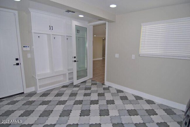 Building Photo - 8541 E Catalina Dr