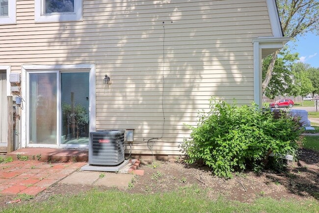 Building Photo - 21S S Fernwood Dr