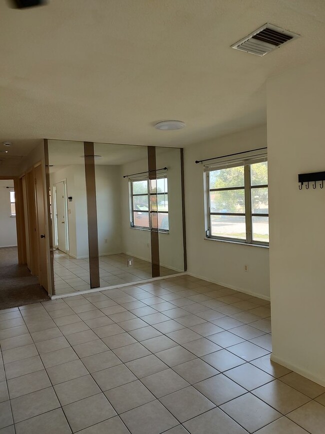 Building Photo - 2 Bedroom, 1 bath, freshly painted, new appliances