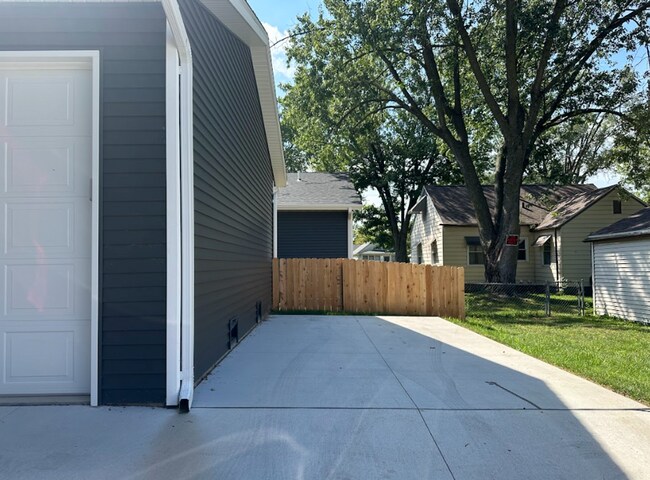 Building Photo - 2 Bedroom/1 Bath Duplex Available For Rent