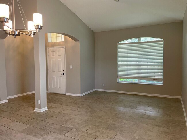 Building Photo - Beautiful Spacious Home in Deland