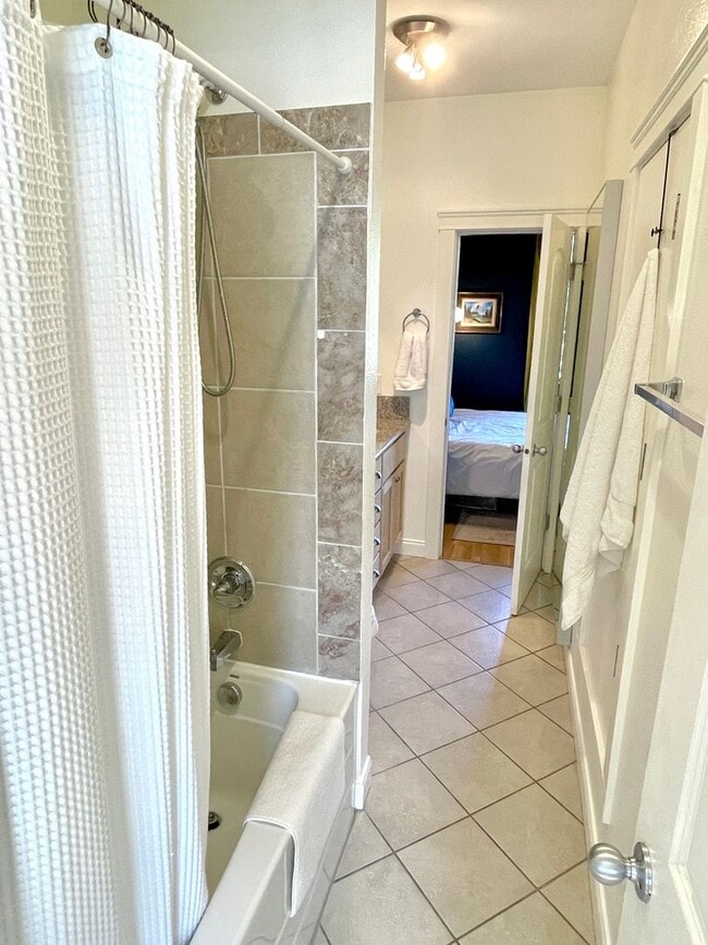 Building Photo - Rose City Park Corner Unit, 2-story Townhome with Hardwoods, Private Backyard, A/C