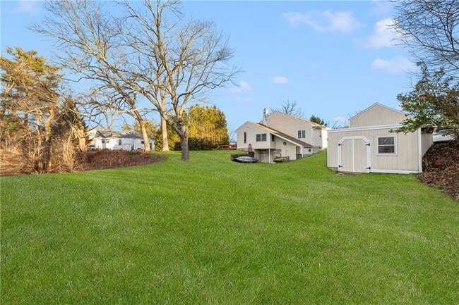 Building Photo - 8 Pine Ln