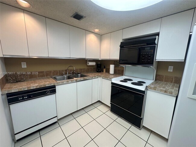 Building Photo - 5415 Collins Ave