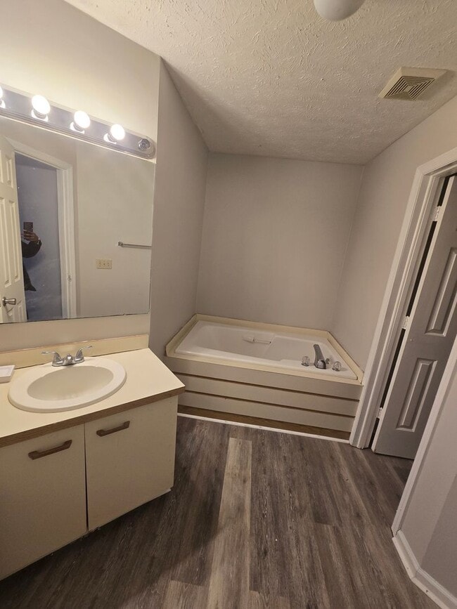 Building Photo - 6821 Willowbrook Dr