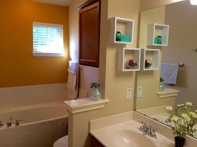 Building Photo - 1310 W Parmer Ln