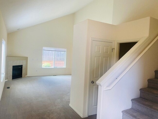 Building Photo - Charming and Spacious Home