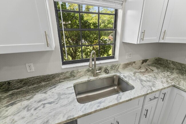 Building Photo - "Chic & Cozy 2-Bed Retreat with Granite Touches in Palm Coast!"