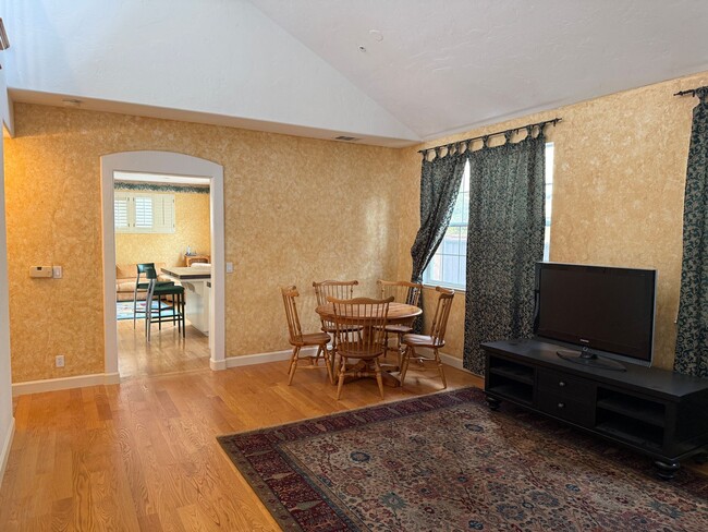 Building Photo - Los Altos Townhouse