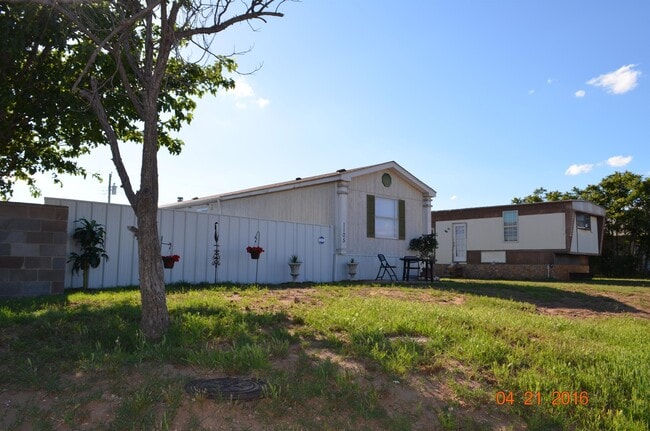 Building Photo - 1105 N Lamesa Rd