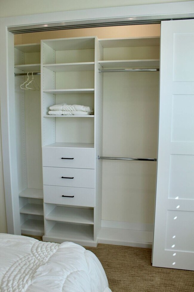 Building Photo - Fully Furnished 3 Bedroom, 3.5 Bath Home with Stunning Intracoastal Views