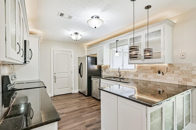 Building Photo - 1115 W Castlewood Ave