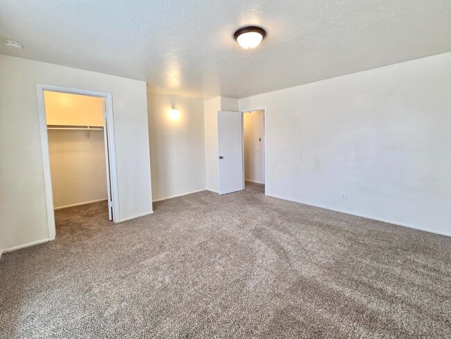 Building Photo - 5571 S 2800 W