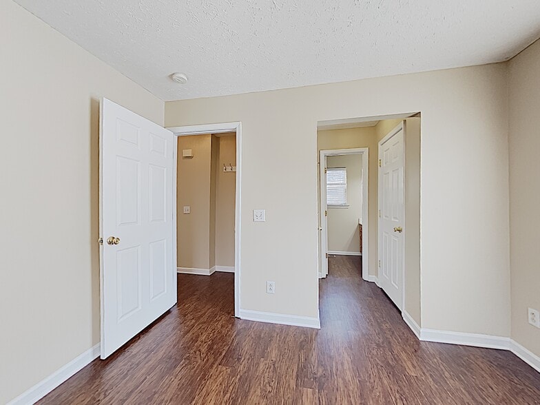 Building Photo - 280 Iris Dr
