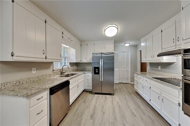 Building Photo - 255 St Patrick Dr SW