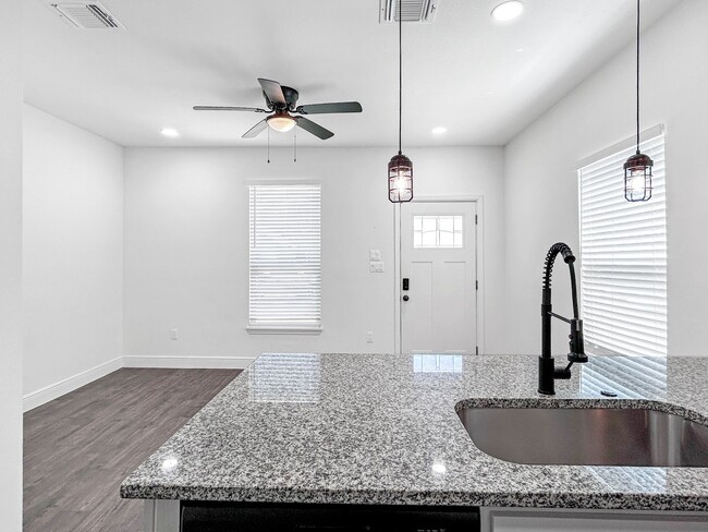 Building Photo - Newly Renovated 2-Bedroom Duplex Near Downtown!