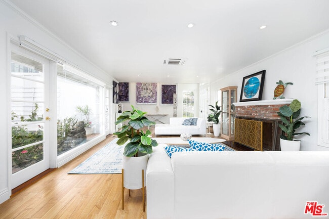 Building Photo - 1110 W Muirlands Dr