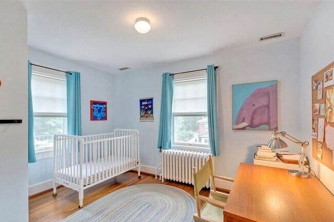 Building Photo - Charming & Pet-Friendly Downtown Gem