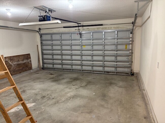 Building Photo - 1833 Sundown Dr