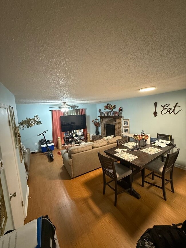 Building Photo - Upgraded 2BR/1.5BA Townhouse Apartment Con...