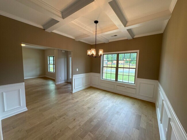 Building Photo - 5 Bedroom 3 Bathroom House