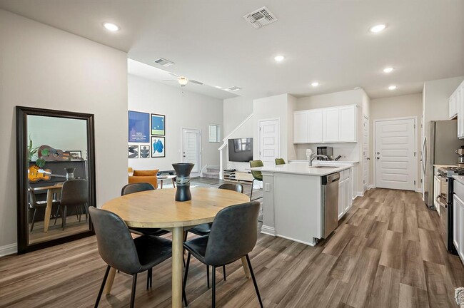 Building Photo - 8013 Lennon Dr