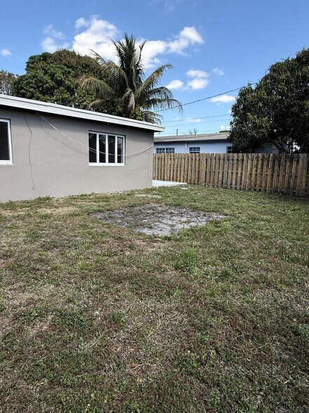 Building Photo - 6230 NW 18th Ct