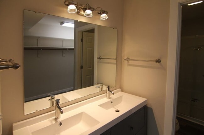 Building Photo - Cozy 2 Bedroom 2 Bath Condo in Iowa City!