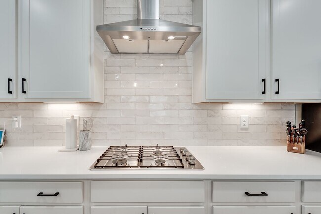Building Photo - Gorgeous 3/3.5 Townhome Minutes From Downt...