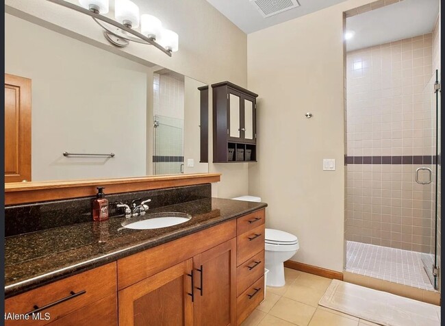 Building Photo - Executive Townhome - Walking distance to C...
