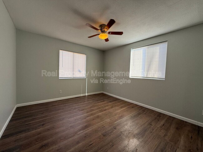 Building Photo - 1336 E Mountain View Rd