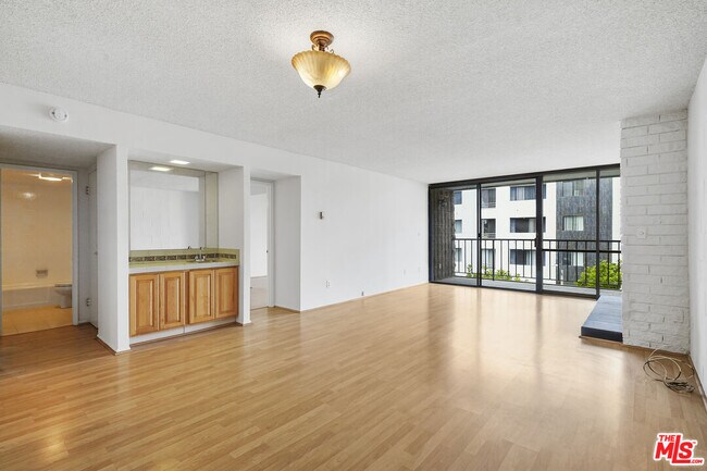 Building Photo - 10966 Rochester Ave