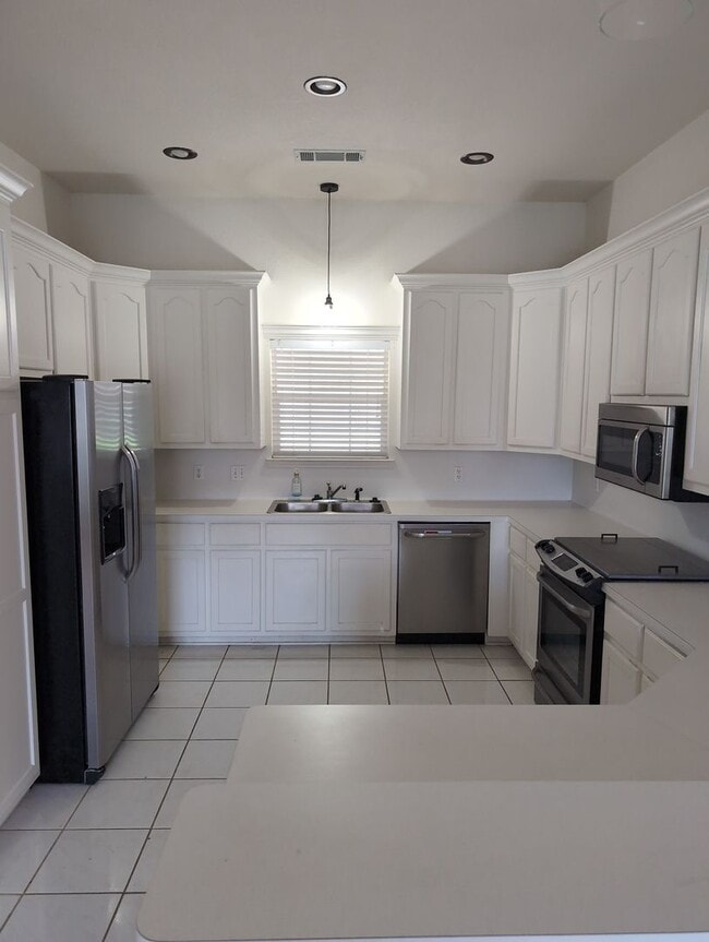 Building Photo - 7647 Rosewood Dr
