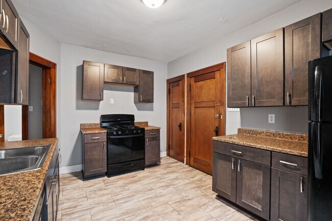 Building Photo - Rare 2 bedroom Lower