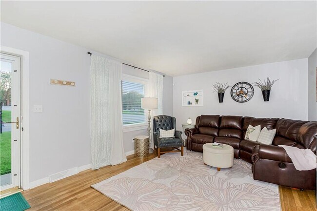 Building Photo - COMING SOON - Adorable Home in Lenexa