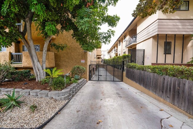 Building Photo - Gated Community 2 Bedroom 2 Bath Condo