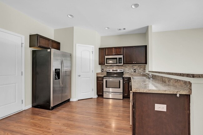 Building Photo - 3 Bedroom 2.5 Bathroom Townhome in Richmon...
