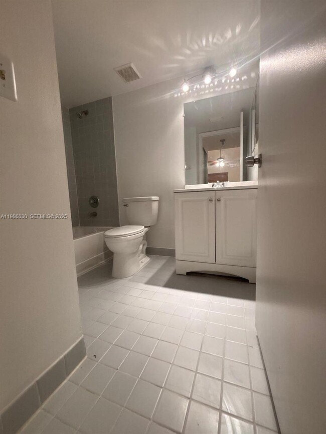 Building Photo - 2831 N Oakland Forest Dr