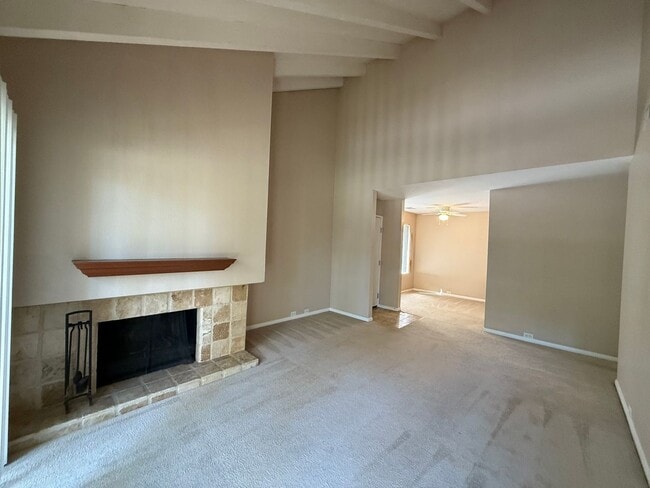 Building Photo - 2 bed 2 bath upstairs condo available to m...