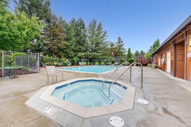 Building Photo - Beautiful 2-bedroom, 1.5-bath Townhome in the heart of Rohnert Park