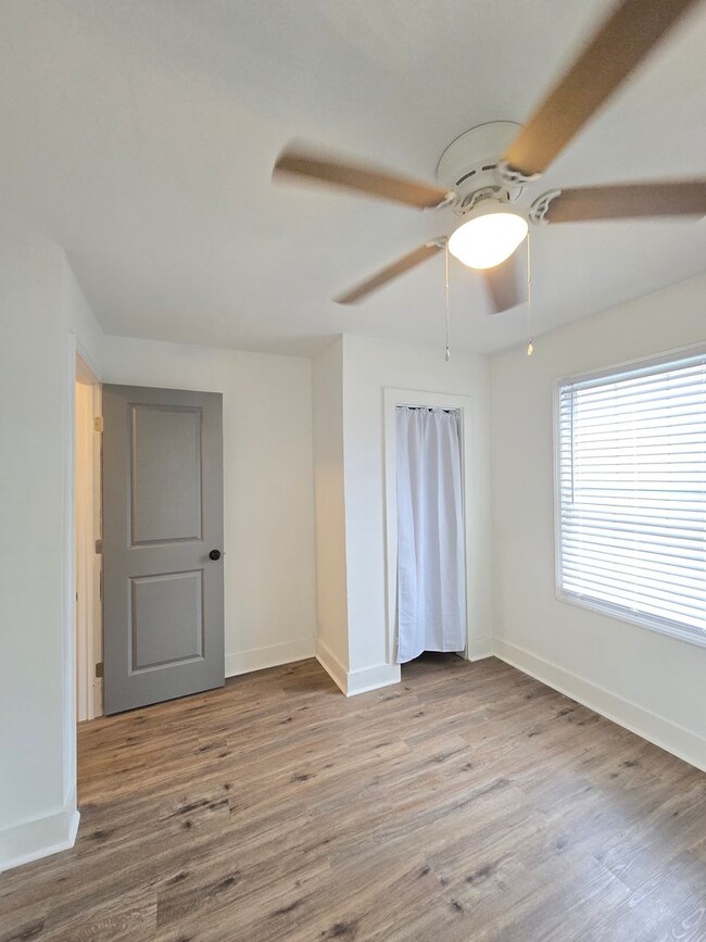 Building Photo - DOWNTOWN WILMINGTON - RENOVATED! Castle St...