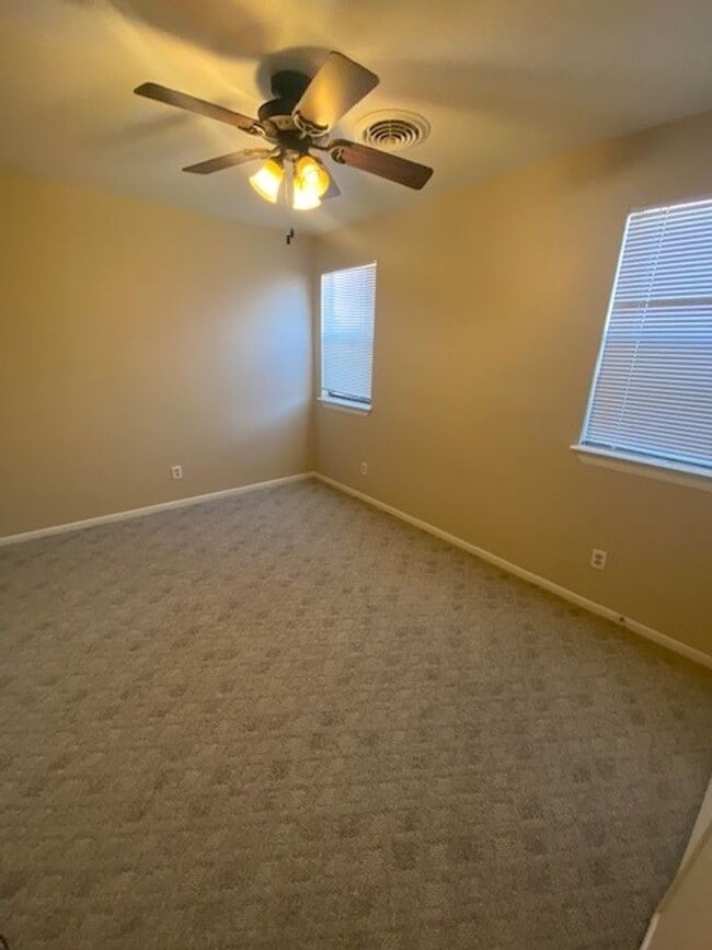 Building Photo - 1014 Plaza Del Sol