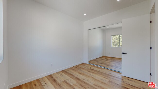 Building Photo - 4462 W Maplewood Ave