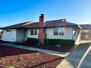 Building Photo - Great home just outside of town!