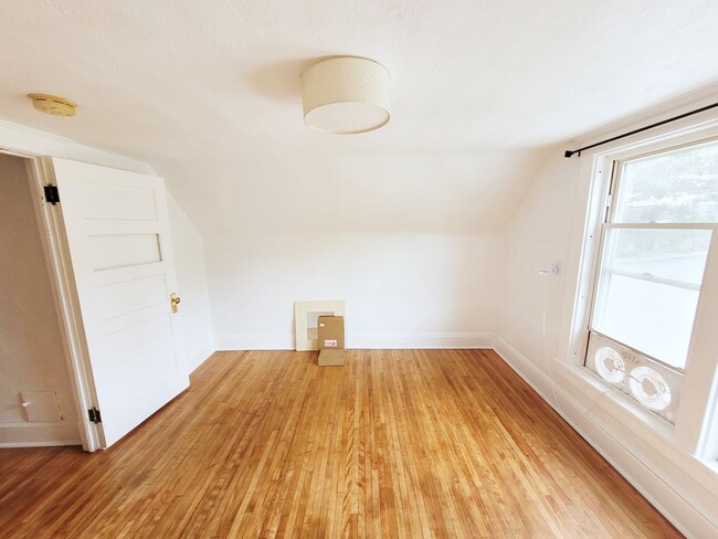 Building Photo - Two Bedroom Single Family Home For Lease