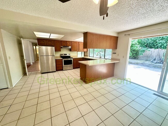Building Photo - Gorgeous 4 Bedroom 2 Bath with Fully Fence...