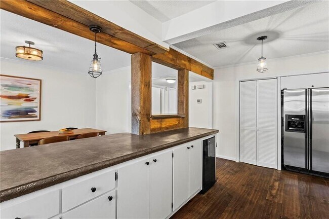 Building Photo - 1028 Riverbend Club Dr SE