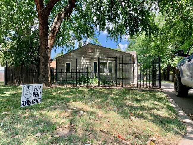 Primary Photo - 3 bed/2 bath home with large yard and shed!