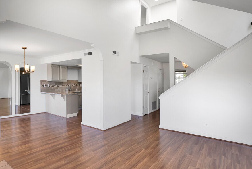Building Photo - 813 Isbel Ct