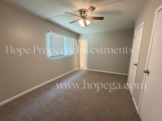Building Photo - 4 Midland Park Ln